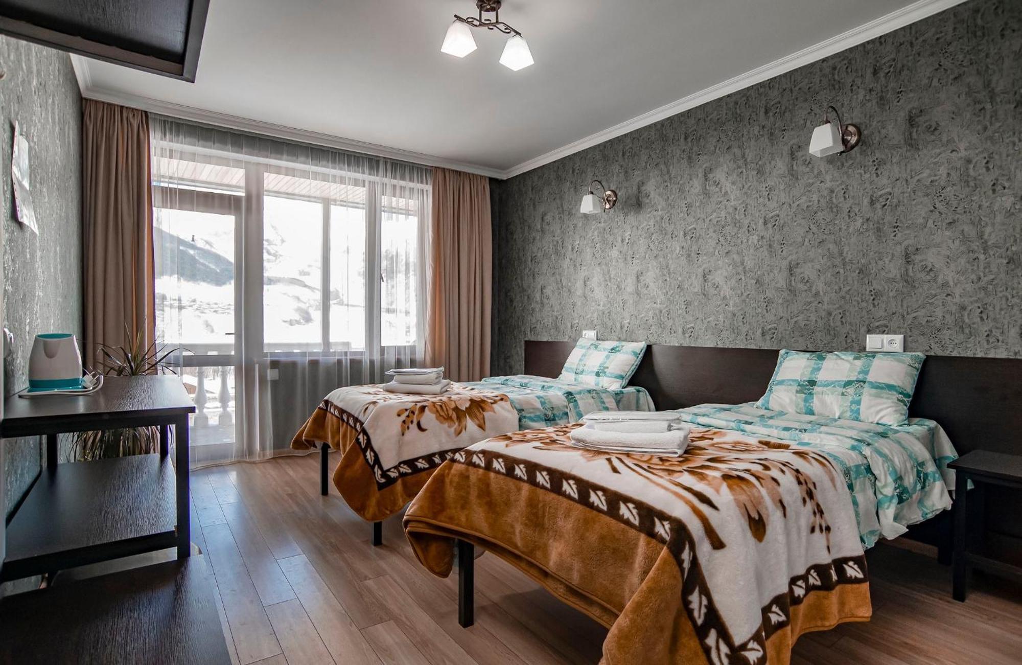 Roza Guesthouse Kazbegi Exterior foto